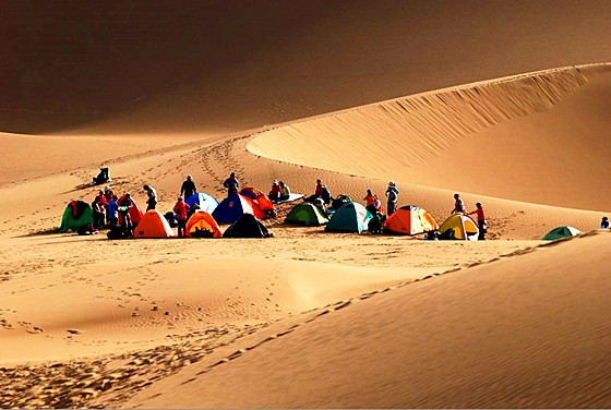 Điều kiện gió cũng cần phải thích hợp để thổi đủ cát và tạo ra âm thanh. Khi gió mạnh, đụn cát tạo ra tiếng ầm lớn, trong khi gió nhẹ tạo ra âm thanh du dương hơn.