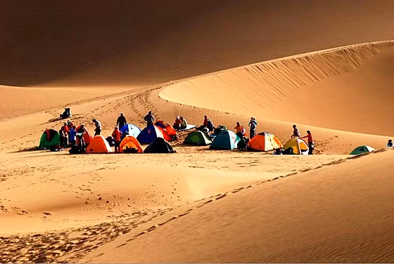 Điều kiện gió cũng cần phải thích hợp để thổi đủ cát và tạo ra âm thanh. Khi gió mạnh, đụn cát tạo ra tiếng ầm lớn, trong khi gió nhẹ tạo ra âm thanh du dương hơn.