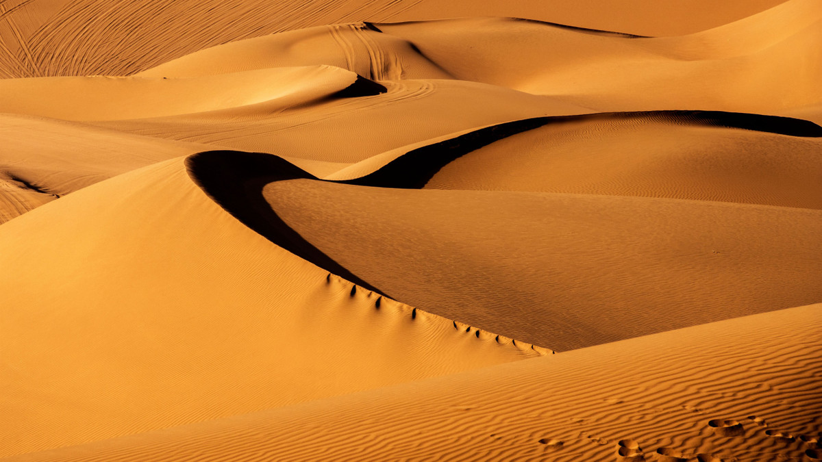 Khí hậu khô cũng là một yếu tố quan trọng, làm tăng ma sát giữa các hạt cát và tạo ra âm thanh khi chúng cọ xát với nhau. Sự kết hợp giữa rung động của hạt cát, cộng hưởng và lỗ khí tạo nên âm thanh đặc trưng của đụn cát hát.
