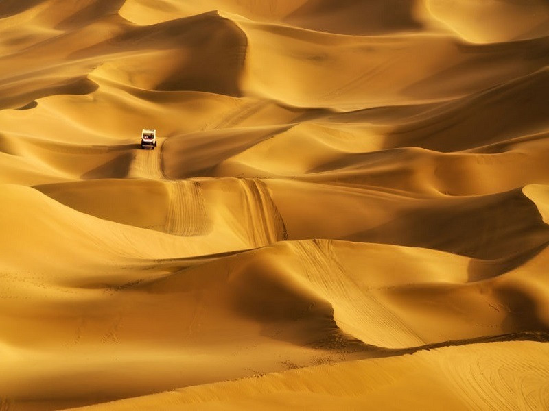 Những đụn cát biết hát ở Đôn Hoàng và các vùng lân cận có kích thước và màu sắc rất đa dạng. Đỉnh cao nhất của chúng là 1.715 m.