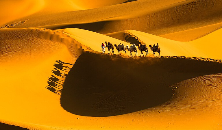 Các nhà nghiên cứu thường quan sát các dấu hiệu xói mòn và tác động của hoạt động giao thông lên các đụn cát. Dù có lượng lớn du khách đến tham quan mỗi ngày, đến đêm, gió sa mạc thổi qua và làm mờ mọi dấu vết, trả lại vẻ đẹp tự nhiên ban đầu cho đụn cát.