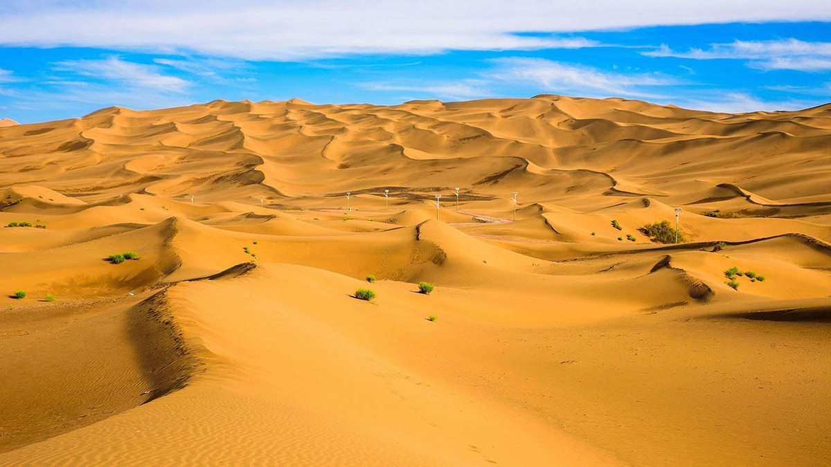 Đụn cát bao gồm các hạt có kích thước từ nhỏ đến trung bình, cho phép chúng di chuyển và tương tác tốt hơn.