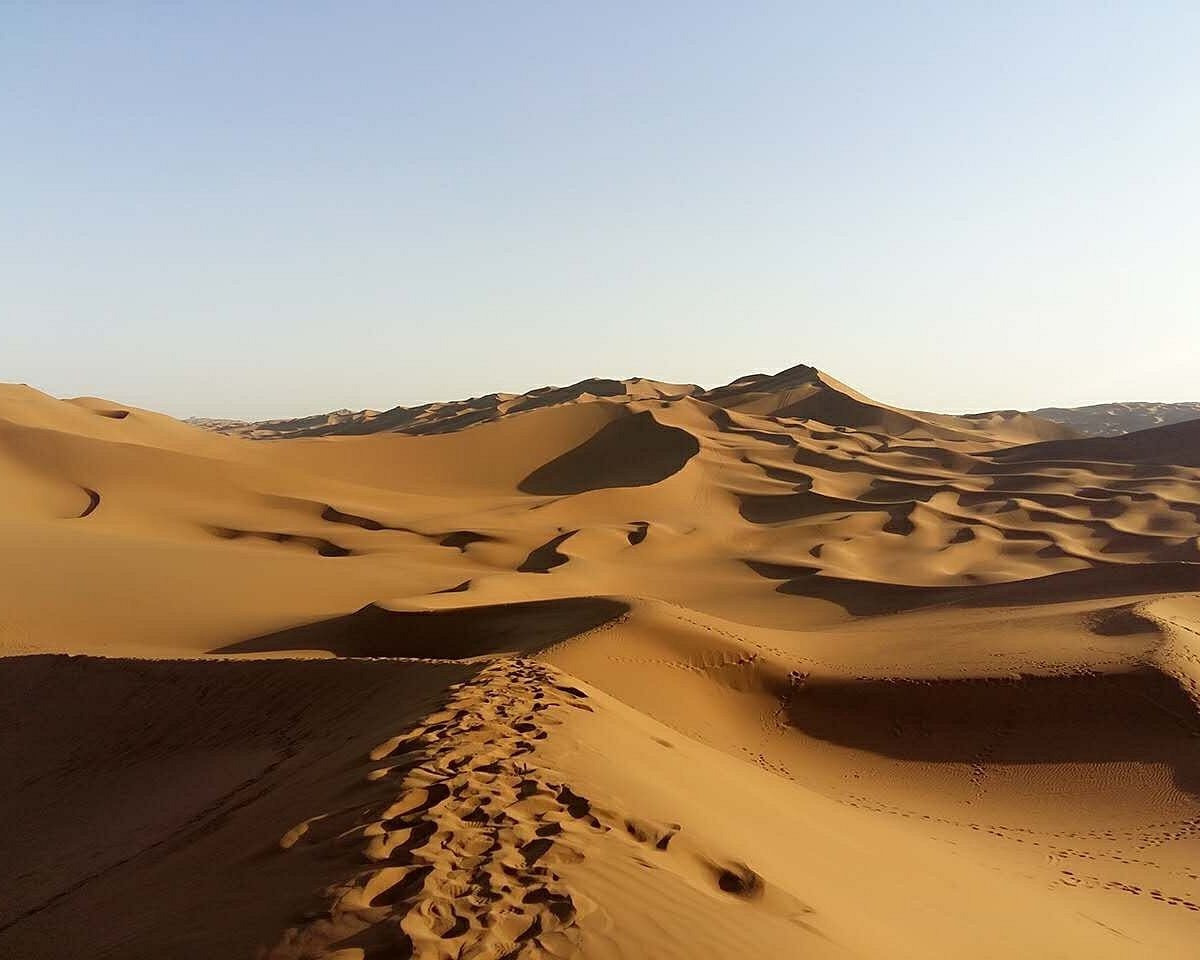 Hình dạng của đụn cát cũng đóng vai trò trong việc phát ra âm thanh, vì các hạt cát tròn và nhẵn tạo ra âm thanh tốt hơn. Độ dốc của đồi cát cũng ảnh hưởng đến tương tác giữa các hạt cát.