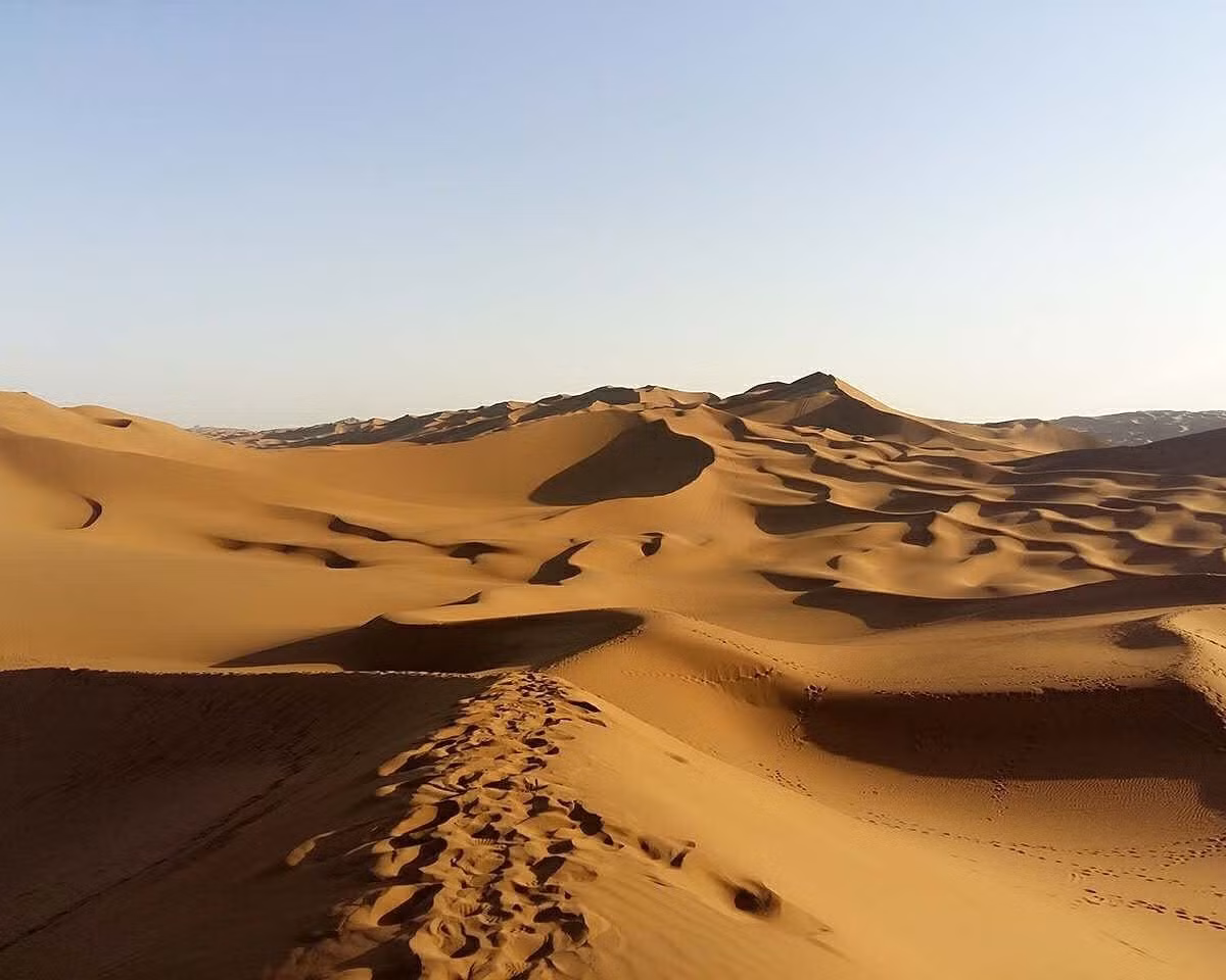 Hình dạng của đụn cát cũng đóng vai trò trong việc phát ra âm thanh, vì các hạt cát tròn và nhẵn tạo ra âm thanh tốt hơn. Độ dốc của đồi cát cũng ảnh hưởng đến tương tác giữa các hạt cát.