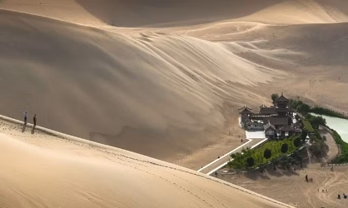 Các đụn cát này không chỉ có ở Đôn Hoàng mà còn nằm dọc theo Con đường Tơ lụa, tuyến đường thương mại quan trọng kết nối Trung Á và châu Âu trong suốt 1.500 năm từ thế kỷ 2 trước Công nguyên.