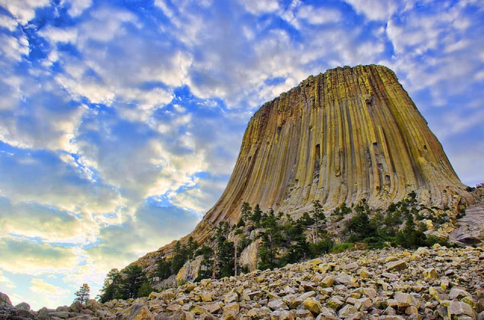 Nhà khoa học, kỹ sư hàng không Travis Taylor cũng cho biết: “Tháp Quỷ được tạo nên từ vật liệu giống đá núi lửa nhưng không có hoạt động núi lửa nào xung quanh”. Vậy điều gì đã tạo ra nó? Chúng ta vẫn chưa có câu trả lời. Đó là một câu hỏi hóc búa và thú vị.