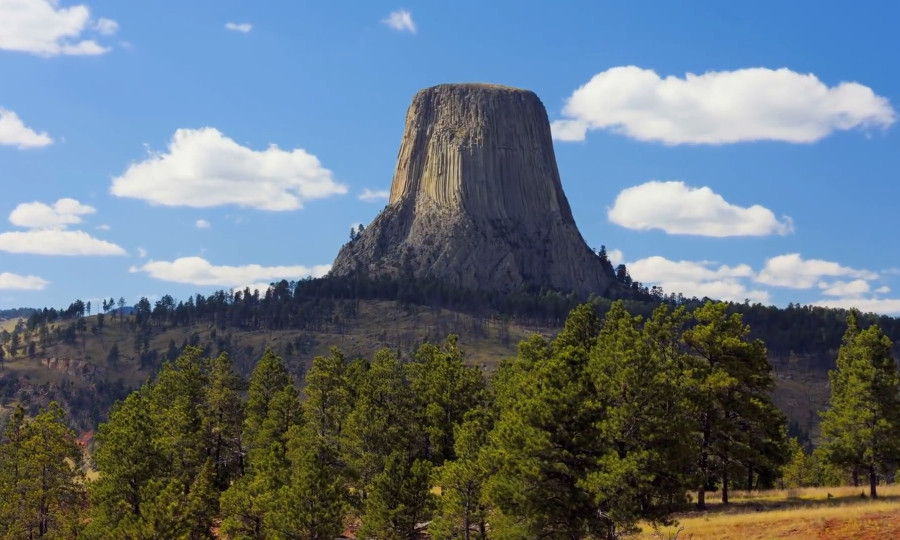 Đá có màu xám, thậm chí xám xanh. Vì vậy khi đến gần Tháp Quỷ, ta sẽ thấy có sự tương phản rõ rệt khác với màu nâu và màu rám nắng của các loại đá trầm tích xung quanh.