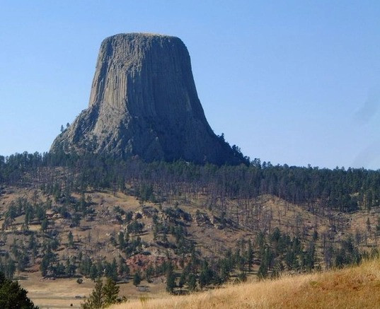 Khi nghe thấy lời cầu nguyện, Đức Thánh đã làm cho tảng đá bay từ mặt đất lên cao để bầy gấu không thể đuổi theo. Do tảng đá khổng lồ và quá dốc, bầy gấu chỉ có thể để lại móng vuốt hai bên sườn đá mà không làm được gì. Khi các cô gái lên thiên đàng, họ đã biến thành chòm sao Pleiades.