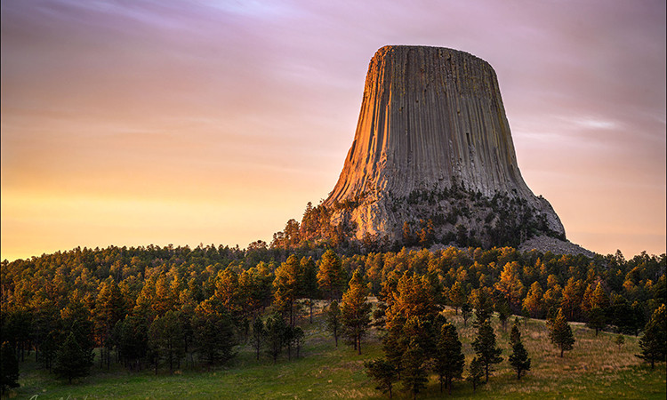 Michael Wysession, giáo sư khoa học Trái Đất tại Đại học Washington, Mỹ cho biết: “Tháp Quỷ rất nổi bật vì khi lái xe qua vùng đồng bằng trầm tích này không có gì khác ngoài mặt đất bằng phẳng trải dài hàng dặm và rồi ngọn tháp đá khổng lồ bất ngờ xuất hiện. Khi bạn tiến về phía nó, nó không giống bất cứ một thứ gì xung quanh."