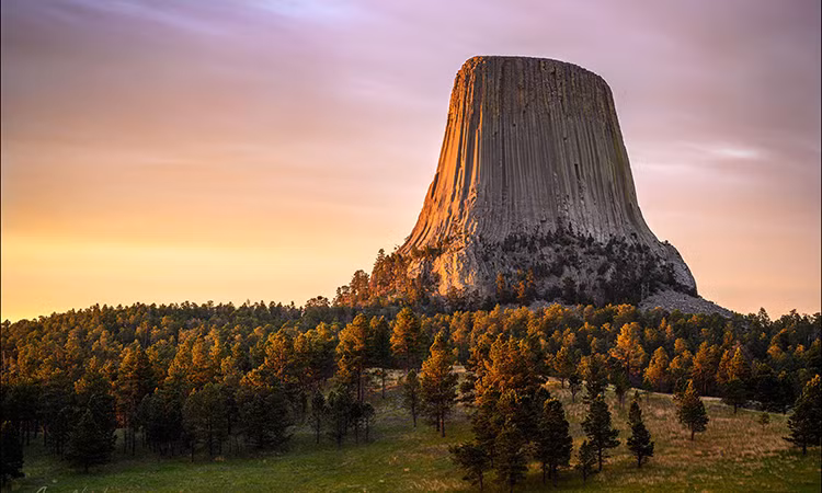 Michael Wysession, giáo sư khoa học Trái Đất tại Đại học Washington, Mỹ cho biết: “Tháp Quỷ rất nổi bật vì khi lái xe qua vùng đồng bằng trầm tích này không có gì khác ngoài mặt đất bằng phẳng trải dài hàng dặm và rồi ngọn tháp đá khổng lồ bất ngờ xuất hiện. Khi bạn tiến về phía nó, nó không giống bất cứ một thứ gì xung quanh."