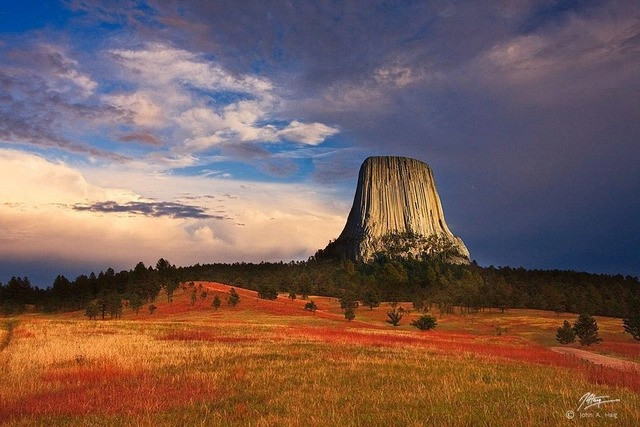 Nhà báo và người dẫn chương trình phát thanh David Whitehead chia sẻ: “Có nhiều giả thuyết khác nhau nhưng các nhà khoa học vẫn chưa chắc chắn điều gì đã tạo ra kì quan tự nhiên này.”