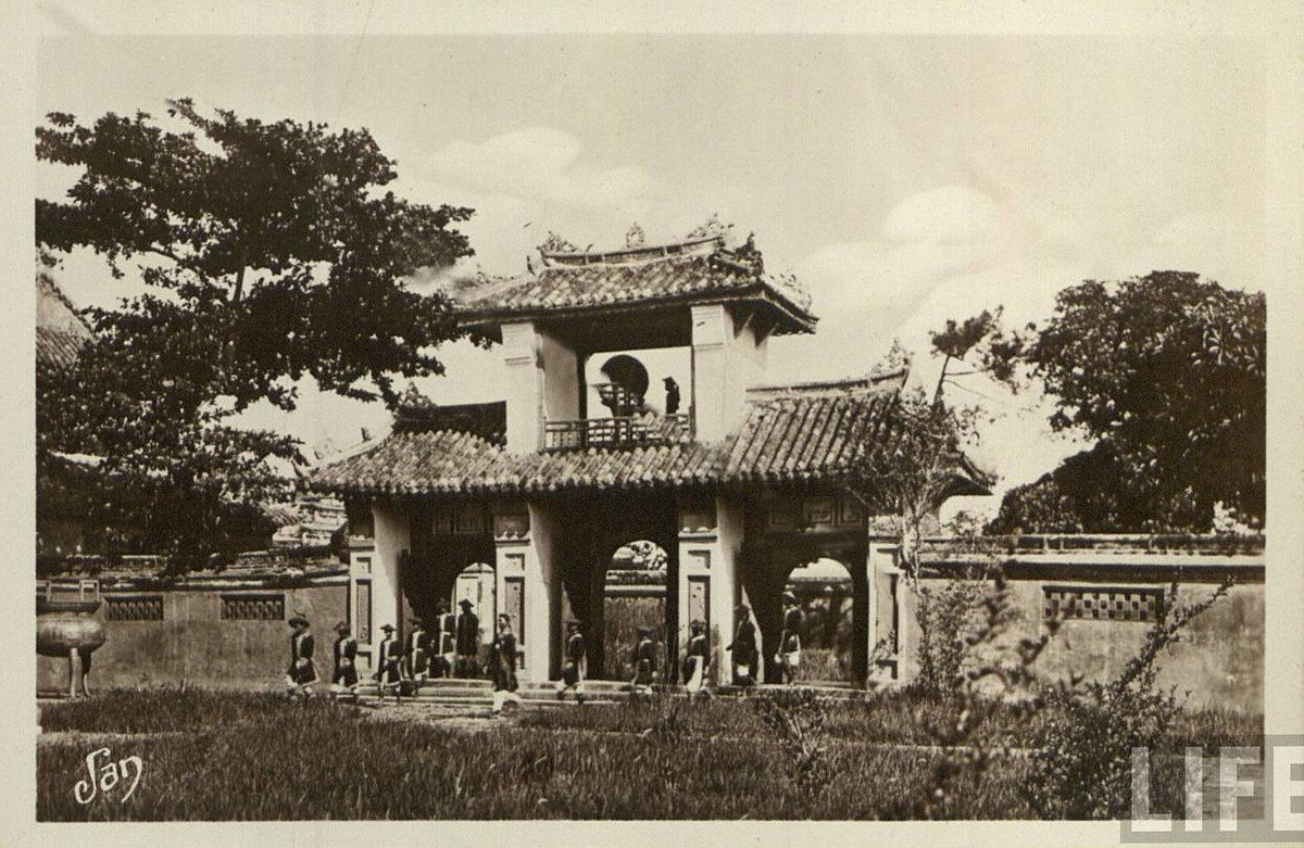 Cánh cổng bên phải Hiển Lâm Các, nhìn từ sân trước Thế Miếu trong Hoàng thành Huế.