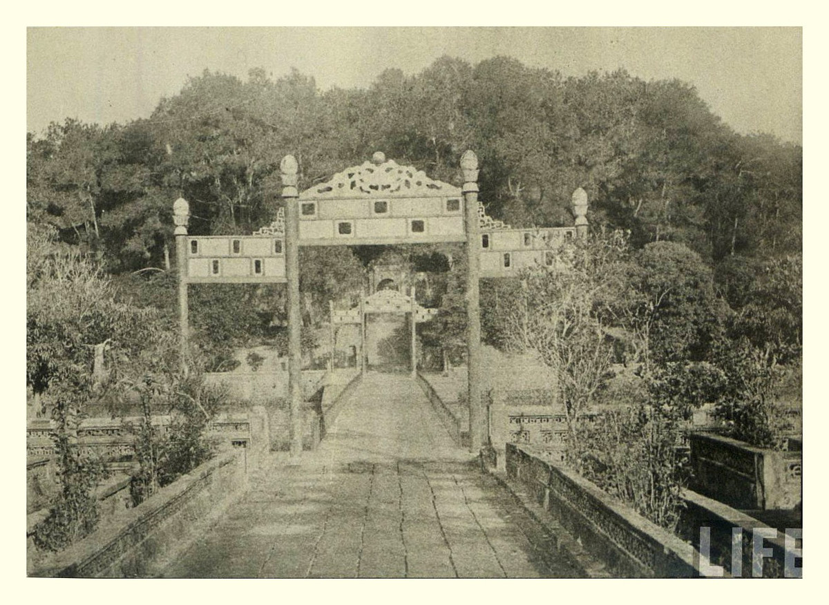 Lối vào tòa Bửu Thành trong lăng vua Thiệu Trị.