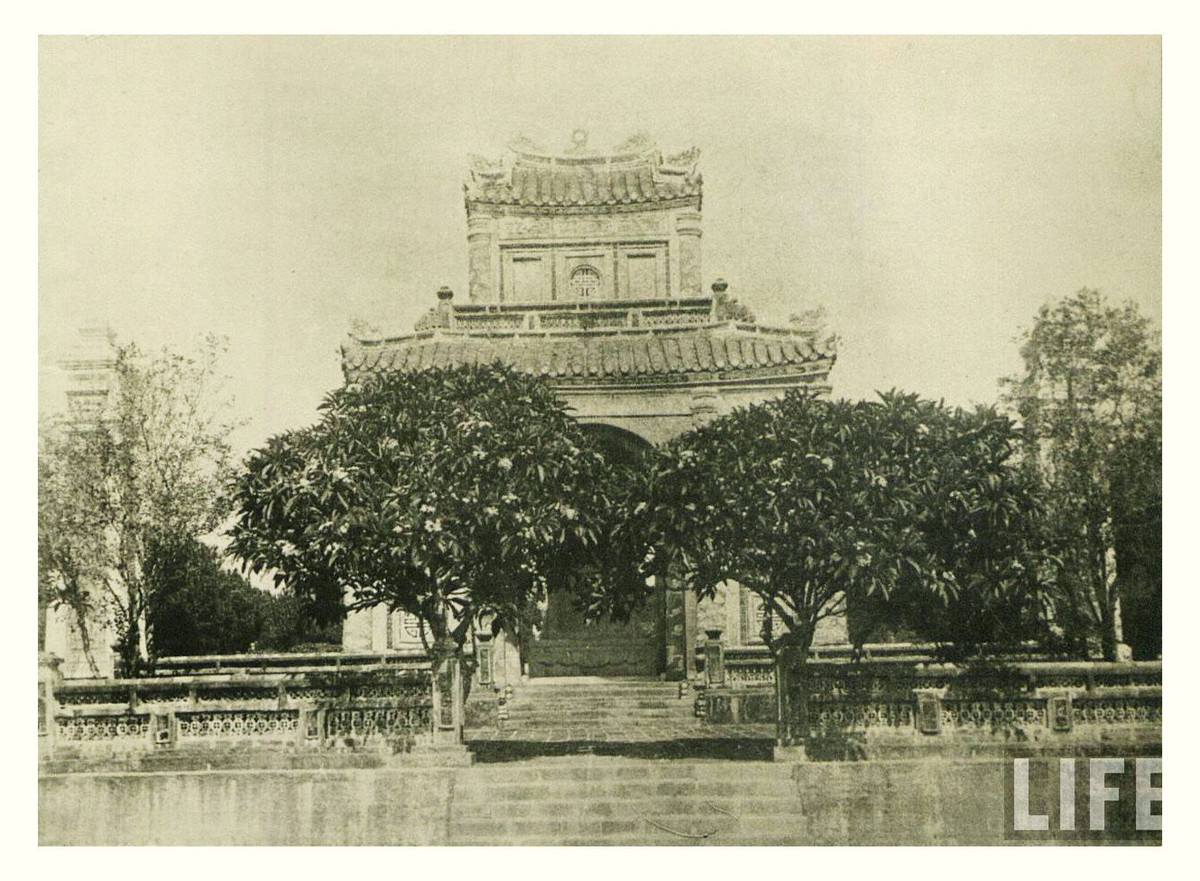 Nhà bia của lăng vua Tự Đức.