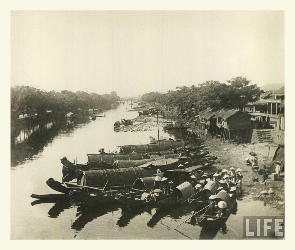 Sông Đông Ba, phía xa là cầu Đông Ba.