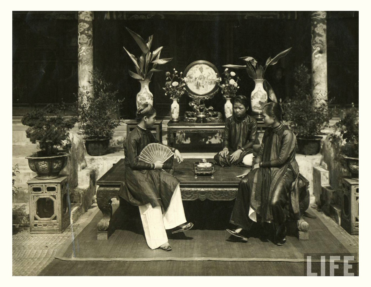 Các thiếu nữ trong một gia đình quyền quý ở Huế.