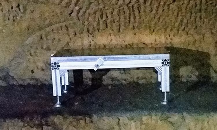 Các máy dò muon được đặt trong một căn hầm cổ xưa, nằm sâu 18 mét dưới mặt đường của thành phố Naples. Sau một thời gian kéo dài, chúng đã ghi nhận khoảng 10 triệu hạt muon. Nhờ đó, nhóm nghiên cứu đã có thể tạo ra một bản phục dựng toàn diện.