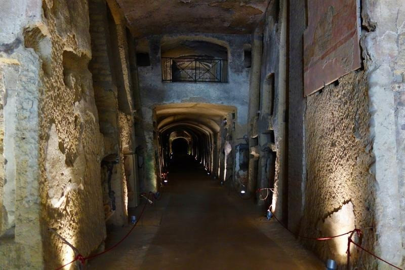 "Các di tích của thành phố cổ Neapolis, bao gồm các tòa nhà, đường phố, hệ thống cống dẫn nước và nghĩa địa được xây dựng bởi người Hy Lạp từ nửa sau thế kỷ thứ nhất trước Công nguyên, hiện nằm ở độ sâu khoảng 10 mét dưới mặt đường của thành phố Naples", nhóm nghiên cứu cho biết.