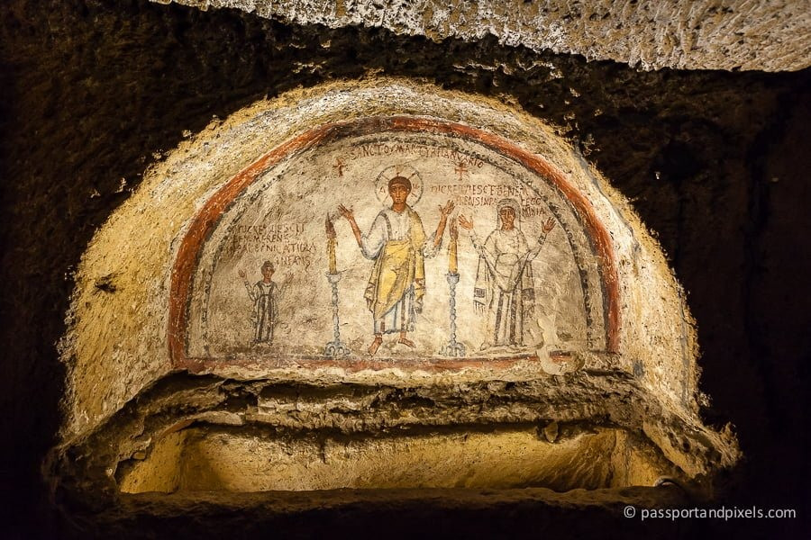 Khu vực này có nhiều phòng chôn cất tương tự khác, với những bức bích họa và tác phẩm điêu khắc tinh xảo mà các gia đình giàu có thời Hy Lạp xây dựng để tưởng nhớ người đã khuất.