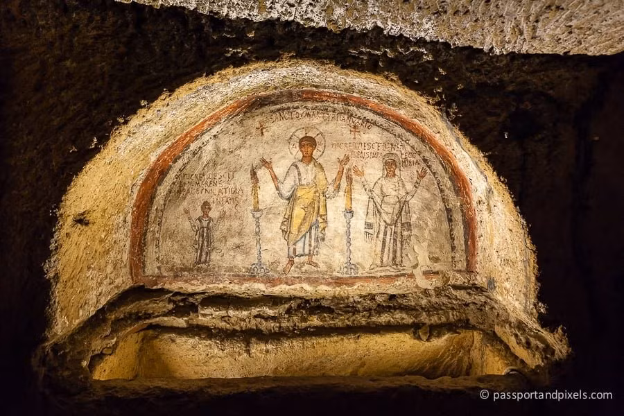 Khu vực này có nhiều phòng chôn cất tương tự khác, với những bức bích họa và tác phẩm điêu khắc tinh xảo mà các gia đình giàu có thời Hy Lạp xây dựng để tưởng nhớ người đã khuất.