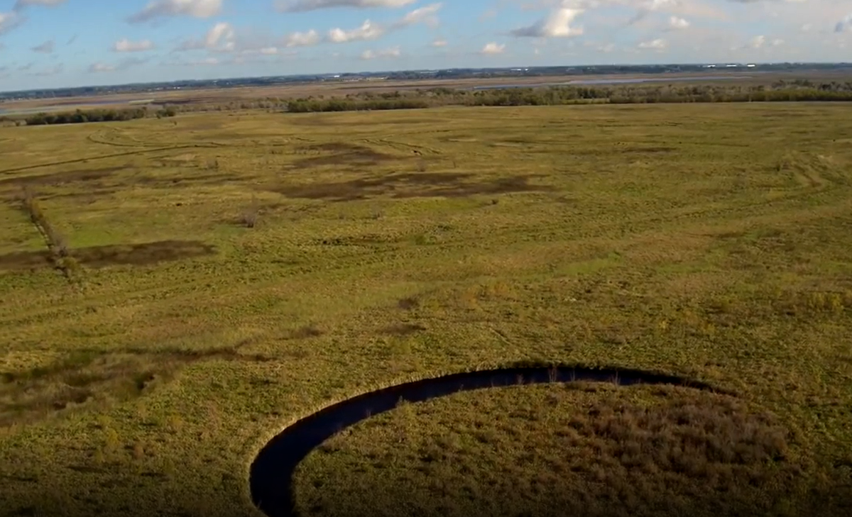Nhiều thợ săn UFO tin rằng hòn đảo tròn bí ẩn tự xoay quanh trục ở vùng đồng bằng châu thổ Argentina chính là căn cứ bí mật của người ngoài hành tinh trên Trái Đất.