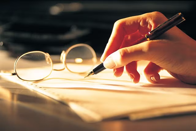 Phân tích của họ tập trung vào một số đặc điểm ngôn ngữ tâm lý chủ chốt, như viết hoa không theo tiêu chuẩn, sử dụng phổ biến các từ dẫn (đã nói ở trên, ở đây, nghĩa là...) hiếm gặp trong lời nói thường ngày, lựa chọn từ ngữ, sử dụng thì bị động và chủ động. Họ nhấn mạnh việc viết rõ ràng không chỉ có lợi cho người không có kiến thức chuyên môn mà cả luật sư.