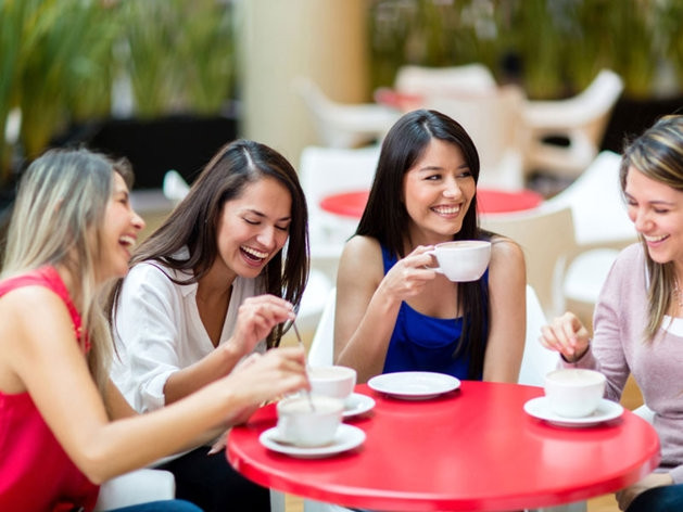 8. Hòa bình: nghệ thuật tán gẫu. Nhóm nghiên cứu quốc tế đến từ Bắc Kinh, Trung Quốc và Ontario, Canada, phát triển một thuật toán giúp những người tán gẫu quyết định khi nào nói sự thật và khi nào cần nói dối. Về cơ bản, công trình của họ dựa trên các mô hình của thuyết tín hiệu hành vi. Người tán gẫu có thể sẵn sàng bỏ ra chi phí cá nhân (như bị coi là kẻ buôn chuyện hoặc không được tin tưởng) để mang đến lợi ích cho người nghe.