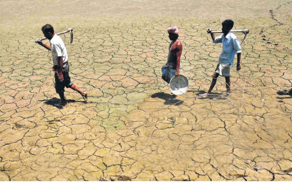 Mặc dù việc này tạm thời gia tăng năng suất, nhưng nó dẫn đến sự thải hóa chất vào hệ thống sông, gây ra tình trạng tảo nở quá mức và làm cho nước không an toàn để sử dụng. Giới hạn an toàn cho việc này là phun dư 61 triệu tấn nitơ và 6 triệu tấn phospho trên toàn cầu.