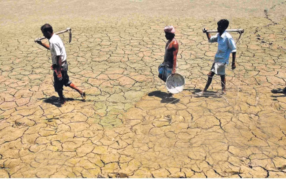 Mặc dù việc này tạm thời gia tăng năng suất, nhưng nó dẫn đến sự thải hóa chất vào hệ thống sông, gây ra tình trạng tảo nở quá mức và làm cho nước không an toàn để sử dụng. Giới hạn an toàn cho việc này là phun dư 61 triệu tấn nitơ và 6 triệu tấn phospho trên toàn cầu.