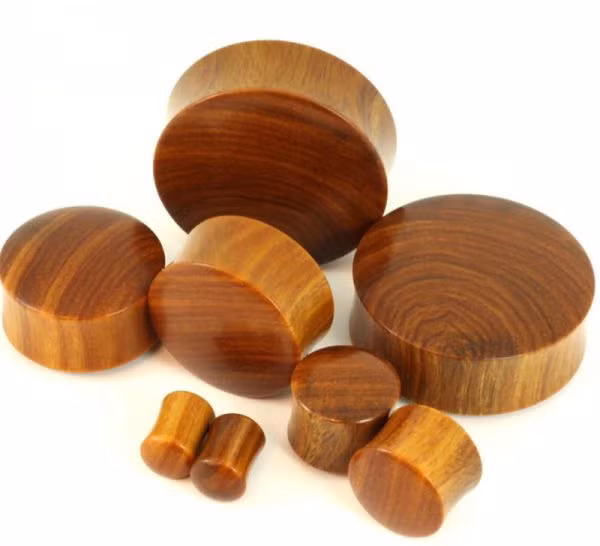 Gỗ Lignum Vitae được biết đến nhờ vào tính dược liệu của nó được sử dụng để chữa các loại bệnh đau nhức, sau này thì các mảnh vụn của gỗ còn được sử dụng để pha trà. Hiện nay, gỗ Lignum Vitae không còn được ứng dụng nhiều trong lĩnh vực y tế nữa. Thay vào đó, gỗ đã được sử dụng nhiều để sản xuất ra các sản phẩm nội thất cao cấp.