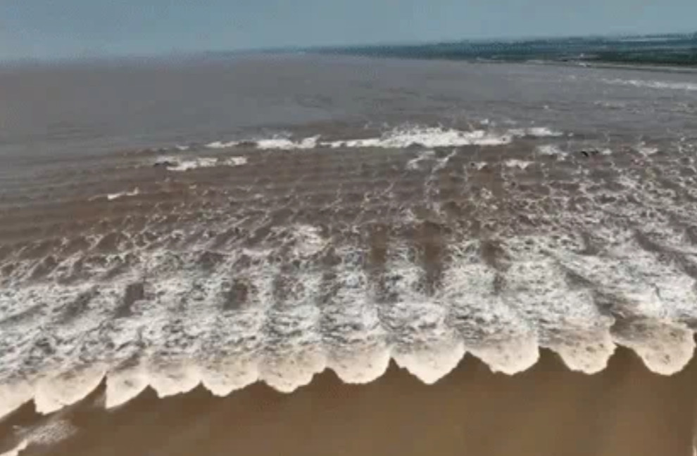 Sóng lớn trên sông Tiền Đường có thể cao đến 10m, chủ yếu là do hình dáng hình phễu ở cửa sông, làm tăng sức mạnh của sóng khi chúng đổ bộ vào bờ. Để chống lại những cơn sóng dữ này, người dân xưa đã xây dựng một bức đê biển vững chắc từ hàng thế kỷ trước, nhằm "phòng thủ" trước sức mạnh của thủy triều.