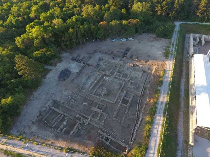 Các nhà nghiên cứu đã rất vui mừng khi phát hiện ra rằng hộp lưu trữ bằng gốm không hề trống rỗng.