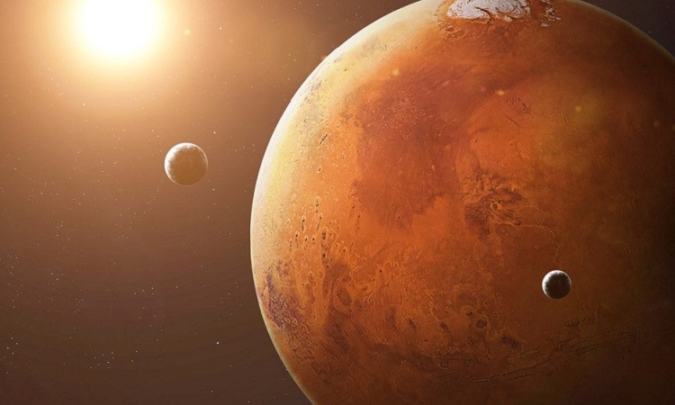 Phobos có bề ngang khoảng 27 km tại điểm rộng nhất của nó và quay quanh sao Hỏa ở khoảng cách 6.000 km. Phobos hoàn thành một vòng quỹ đạo quanh Hành tinh Đỏ ba lần mỗi ngày, theo NASA. Trong khi đó, mặt trăng của Trái đất rộng khoảng 3.475 km, cách hành tinh của chúng ta 384.400 km và mất khoảng 27 ngày để hoàn thành một quỹ đạo.