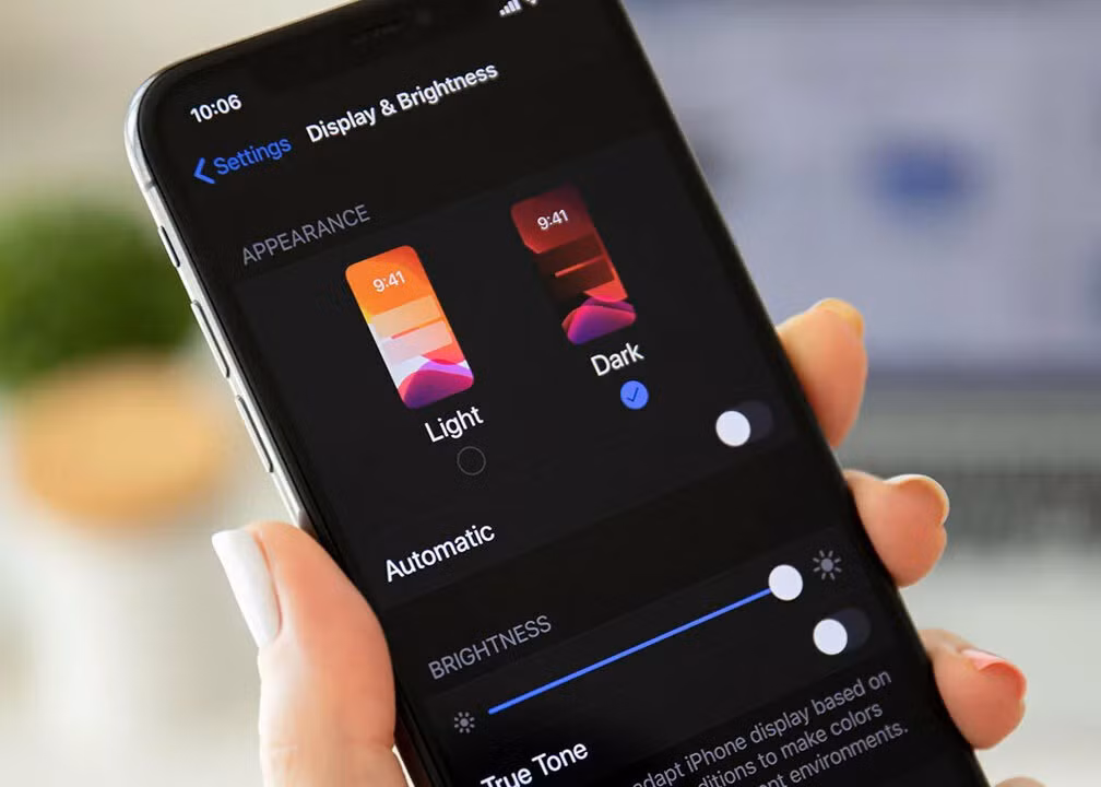 Để kích hoạt, người dùng vào Cài đặt > Màn hình &amp; Độ sáng, sau đó chọn Tối. iOS sẽ tự động thay đổi nền đen cho tất cả ứng dụng mặc định và một số app bên thứ ba.
