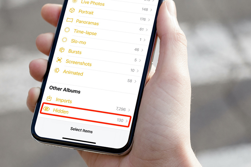 Bạn vào mục Cài đặt &gt; chọn phần Ảnh, cuộn xuống cho đến khi bạn thấy phần Album ẩn.