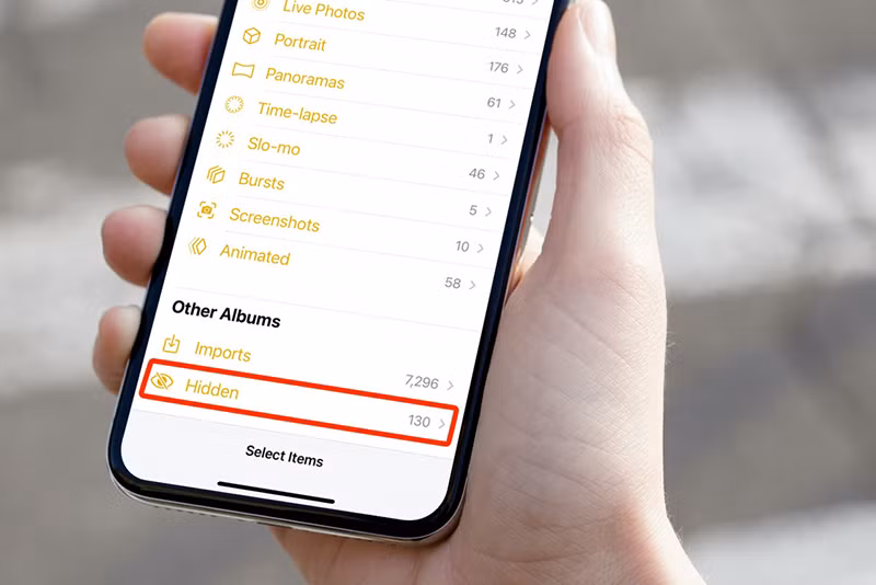 Bạn vào mục Cài đặt > chọn phần Ảnh, cuộn xuống cho đến khi bạn thấy phần Album ẩn.