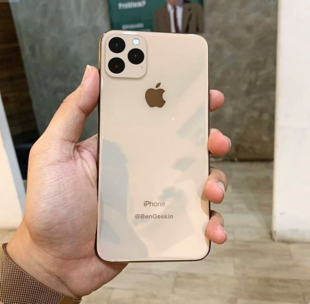 3. Biến mặt lưng thành nút chức năng. Tính năng Back Tap này sẽ biến mặt lưng iPhone trở thành nút bấm cảm ứng. Người dùng có thể chạm 2 hoặc 3 lần lên mặt lưng để kích hoạt những tác vụ được chỉ định trước.