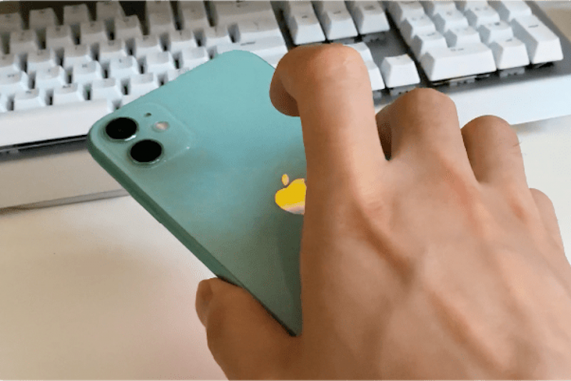 Để kích hoạt “nút bấm” này, bạn vào phần Cài đặt &gt; Trợ năng &gt; Cảm ứng &gt; Chạm vào mặt sau. Tại đây, bạn có thể lựa chọn các tác vụ khác nhau cho mặt lưng của mình như mở camera, bật đèn pin… Tuy nhiên,tính năng này hiện chỉ hỗ trợ iPhone 8 trở lên.