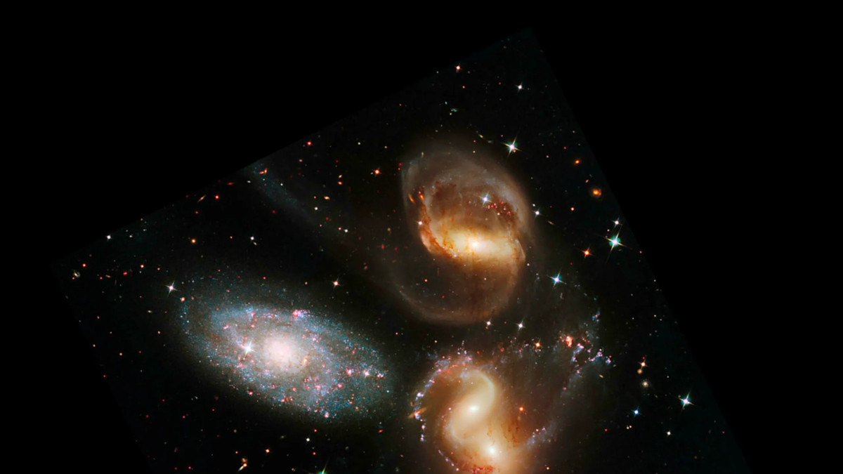 BCG hình thành khi một thiên hà lớn nuốt chửng các thiên hà nhỏ hơn hoặc khi các thiên hà giàu khí như bộ ba này va chạm và hợp nhất.