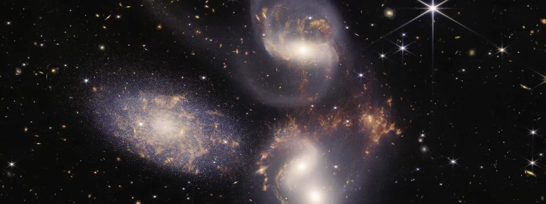 Bộ ba thiên hà, hay còn được gọi là SDSSCGB 10189, nằm trong chòm sao Mục Phu. Hình dạng của các thiên hà đã bị biến dạng và có thể nhìn thấy các sợi khí và bụi liên kết chúng. Ba thiên hà đang phát ra rất nhiều ánh sáng.