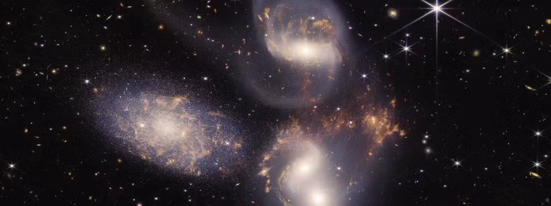 Bộ ba thiên hà, hay còn được gọi là SDSSCGB 10189, nằm trong chòm sao Mục Phu. Hình dạng của các thiên hà đã bị biến dạng và có thể nhìn thấy các sợi khí và bụi liên kết chúng. Ba thiên hà đang phát ra rất nhiều ánh sáng.