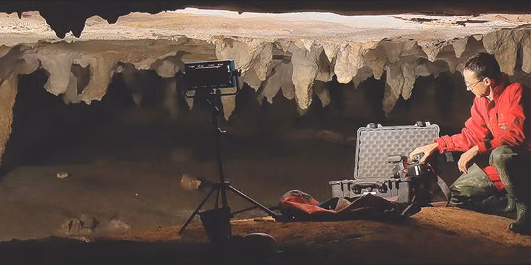 Để chụp ảnh và tái tạo lại những hình vẽ chất lượng cao, nhóm nghiên cứu đã phải vượt qua một vấn đề tưởng chừng như đơn giản nhưng đầy thách thức về mặt kỹ thuật: đó là trần hang động nằm quá gần mặt đất trong khi các glyph có kích thước lớn.