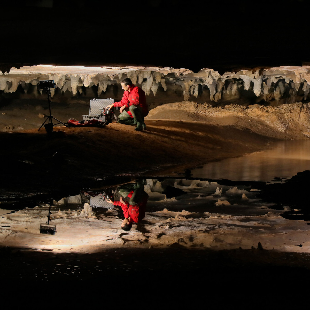 Mặc dù vậy, các tác giả của nghiên cứu không thể liên kết các glyph ở Alabama với bất kỳ nhân vật dễ nhận biết nào được ghi lại trong các câu chuyện về người bản địa ở đông nam nước Mỹ. "Chúng đại diện cho một nhân vật hoặc một tập hợp các ký tự mà chúng tôi chưa từng thấy trước đây," Simek nhấn mạnh.