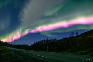 Màn trình diễn ánh sáng tuyệt đẹp này đã được nhiếp ảnh gia Markus Varik, hướng dẫn viên quan sát cực quang từ công ty du lịch Greenlander ghi lại. Các cực quang sôi động xuất hiện vào khoảng 6 giờ chiều theo giờ địa phương và kéo dài trong khoảng 2 phút.