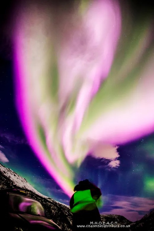 Từ trường của hành tinh bảo vệ chúng ta khỏi bức xạ vũ trụ, nhưng lá chắn tự nhiên yếu hơn ở hai cực Bắc và Nam, điều này cho phép gió Mặt Trời thâm nhập vào bầu khí quyển, thường ở độ cao từ 100 km và 300 km so với bề mặt Trái Đất.