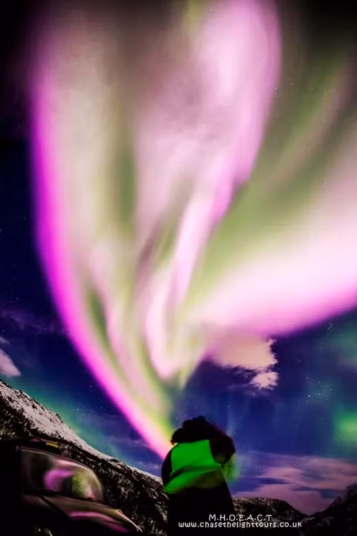 Từ trường của hành tinh bảo vệ chúng ta khỏi bức xạ vũ trụ, nhưng lá chắn tự nhiên yếu hơn ở hai cực Bắc và Nam, điều này cho phép gió Mặt Trời thâm nhập vào bầu khí quyển, thường ở độ cao từ 100 km và 300 km so với bề mặt Trái Đất.