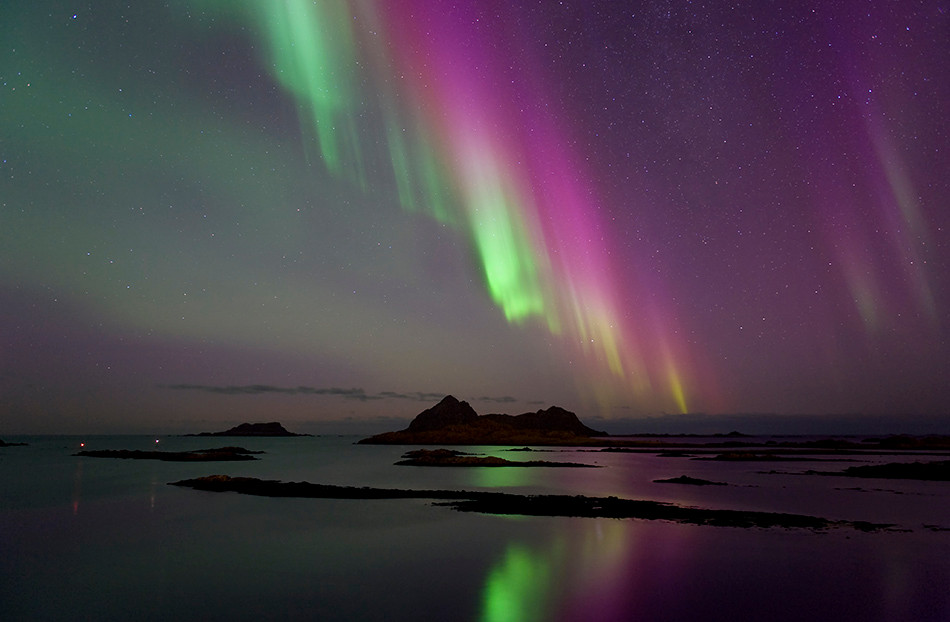 "Lỗ thủng trong từ quyển cũng tạo ra cực quang xanh mạnh suốt đêm, trước khi đóng lại sau khoảng 6 giờ", Varik chia sẻ.