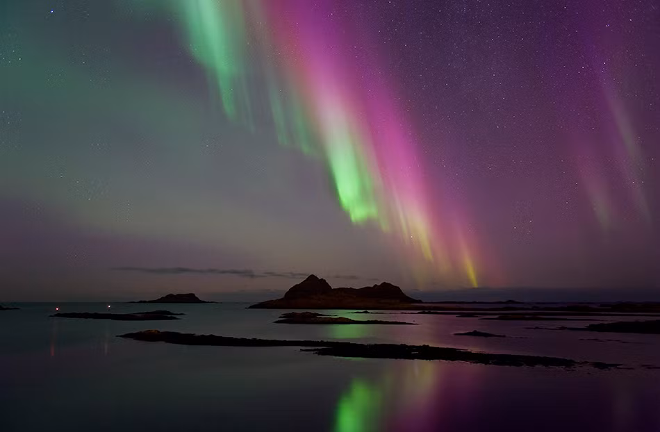 "Lỗ thủng trong từ quyển cũng tạo ra cực quang xanh mạnh suốt đêm, trước khi đóng lại sau khoảng 6 giờ", Varik chia sẻ.