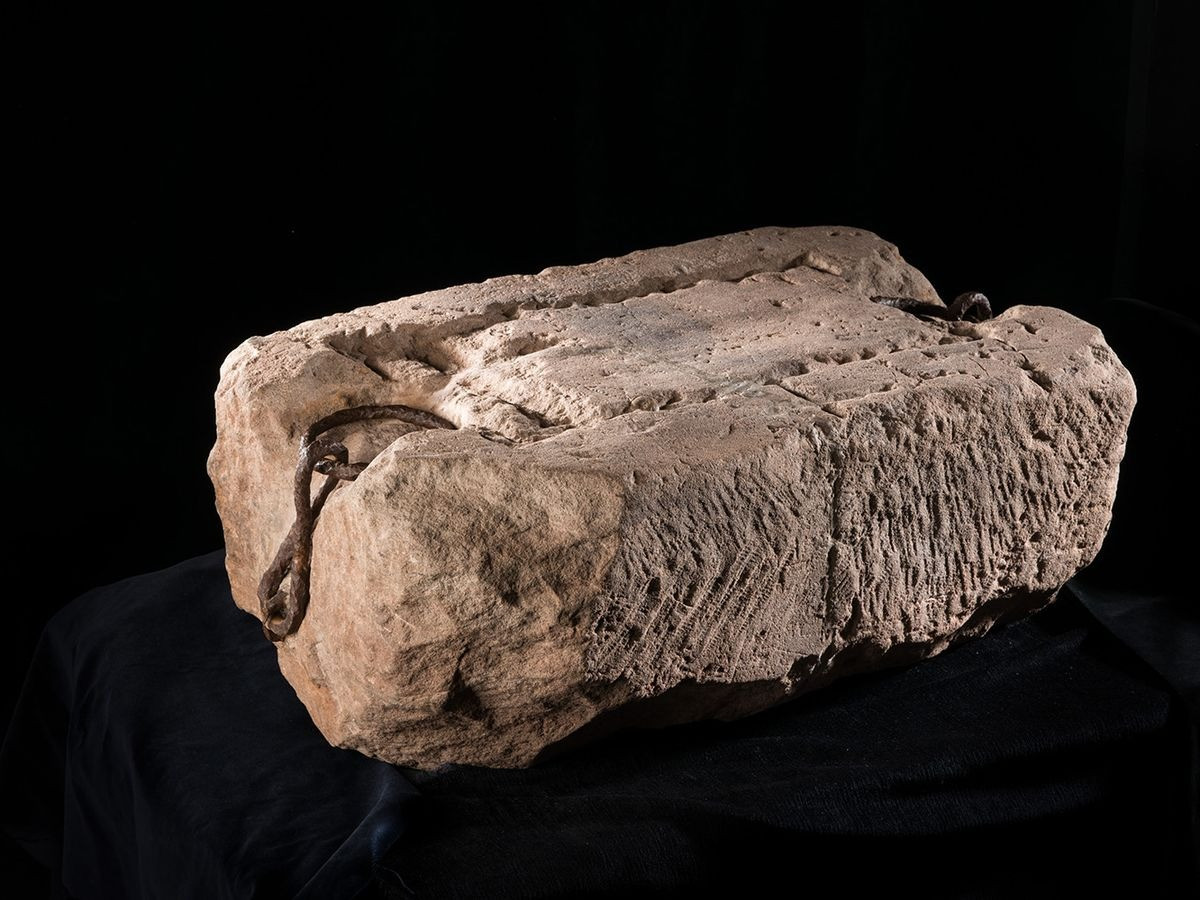 Phân tích cũng cho thấy sự hiện diện của thạch cao trên Hòn đá Định mệnh. Điều này cho thấy rằng tại một thời điểm nào đó, một vật đúc bằng thạch cao có thể đã được tạo ra.