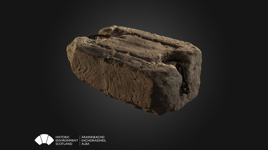 Nhóm nghiên cứu cũng xác định vết hợp kim đồng trên đá bằng cách sử dụng phân tích huỳnh quang tia X (XRF). Phát hiện này cho thấy rằng một đồ vật bằng đồng hoặc đồng thau đã được đặt trên đá trong một khoảng thời gian tại một thời điểm nào đó trong lịch sử của nó.